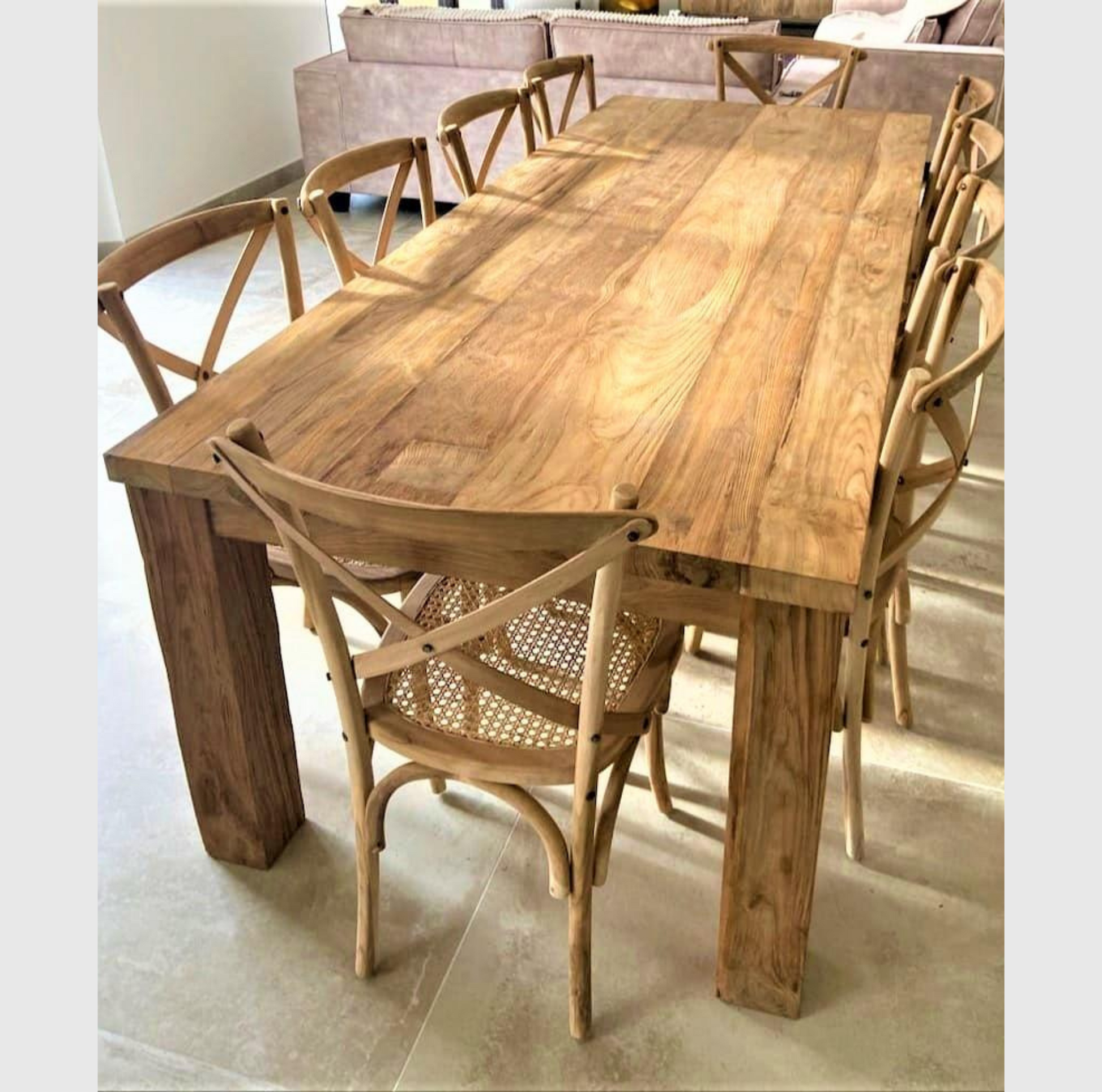 Table en Teck ARMANI en bois recyclé, disponible en 240x100 cm et 300x110 cm. Design minimaliste et robuste, parfaite pour intérieur et extérieur.