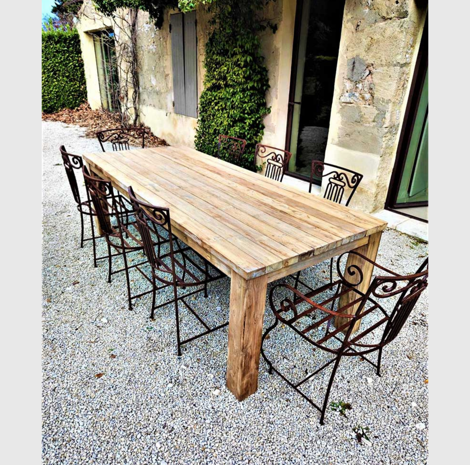 Table en Teck ARMANI en bois recyclé, disponible en 240x100 cm et 300x110 cm. Design minimaliste et robuste, parfaite pour intérieur et extérieur.
