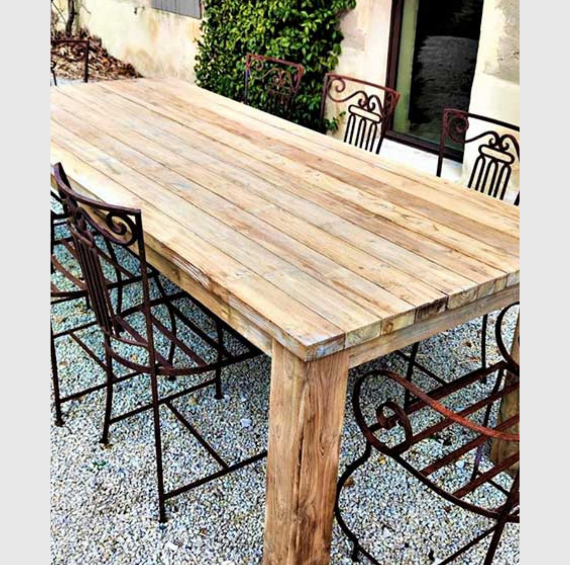 Table en Teck ARMANI en bois recyclé, disponible en 240x100 cm et 300x110 cm. Design minimaliste et robuste, parfaite pour intérieur et extérieur.