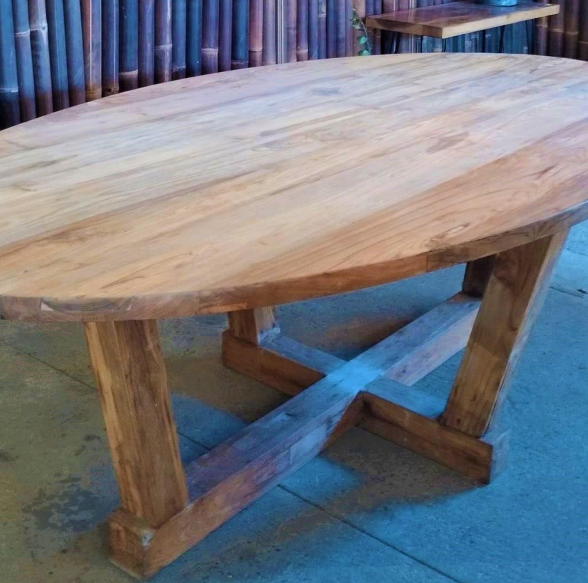 Table en teck ovale recyclé, disponible en 250x125 cm et 300x150 cm, idéale pour l'extérieur, résistante aux intempéries, élégante et durable.
