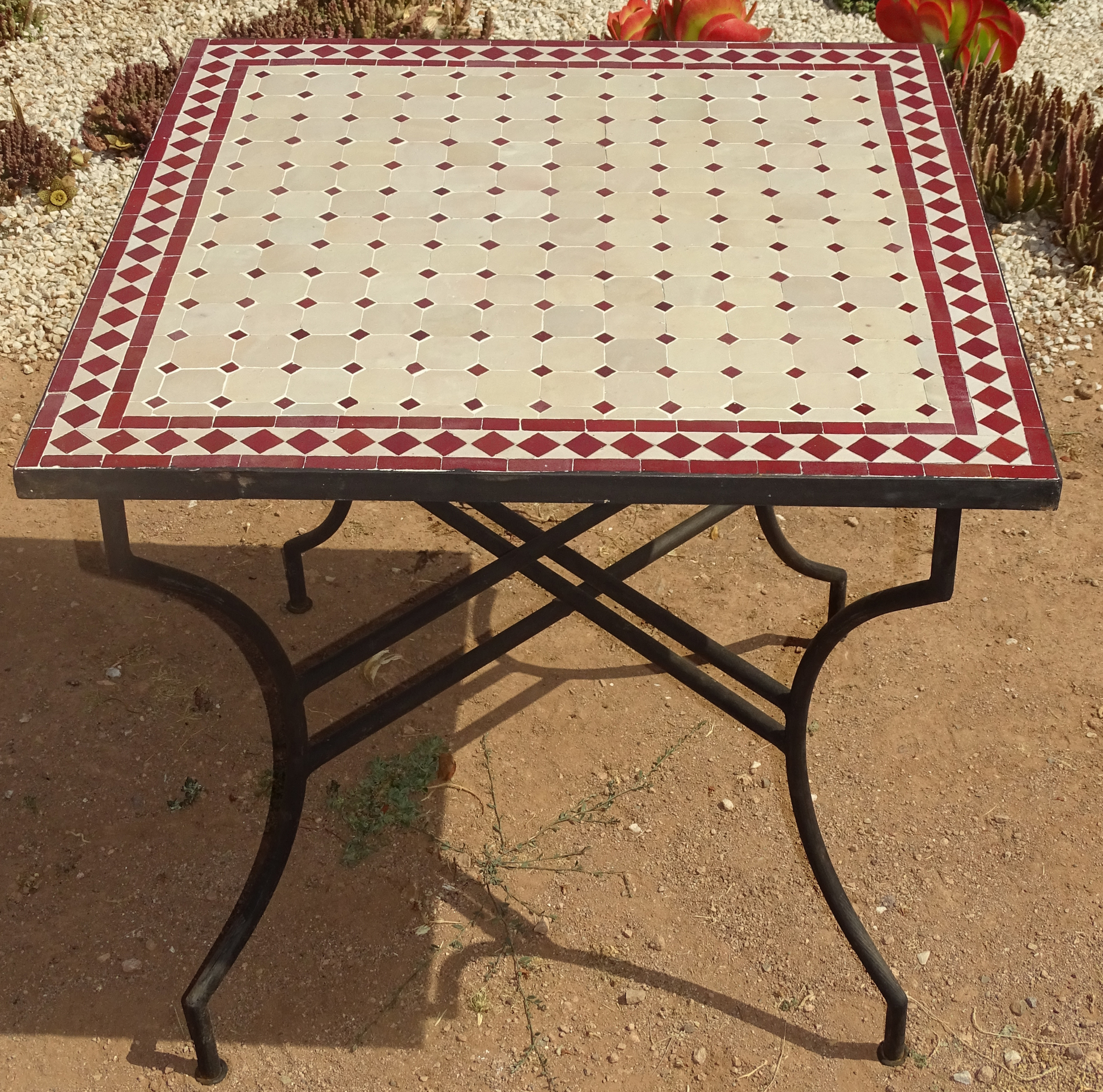 Table en zellige circulaire beige avec cabochons rouges, rectangulaire bordeaux, ou carrée bleue et blanche, artisanale, résistante aux intempéries, idéale pour intérieur et extérieur.