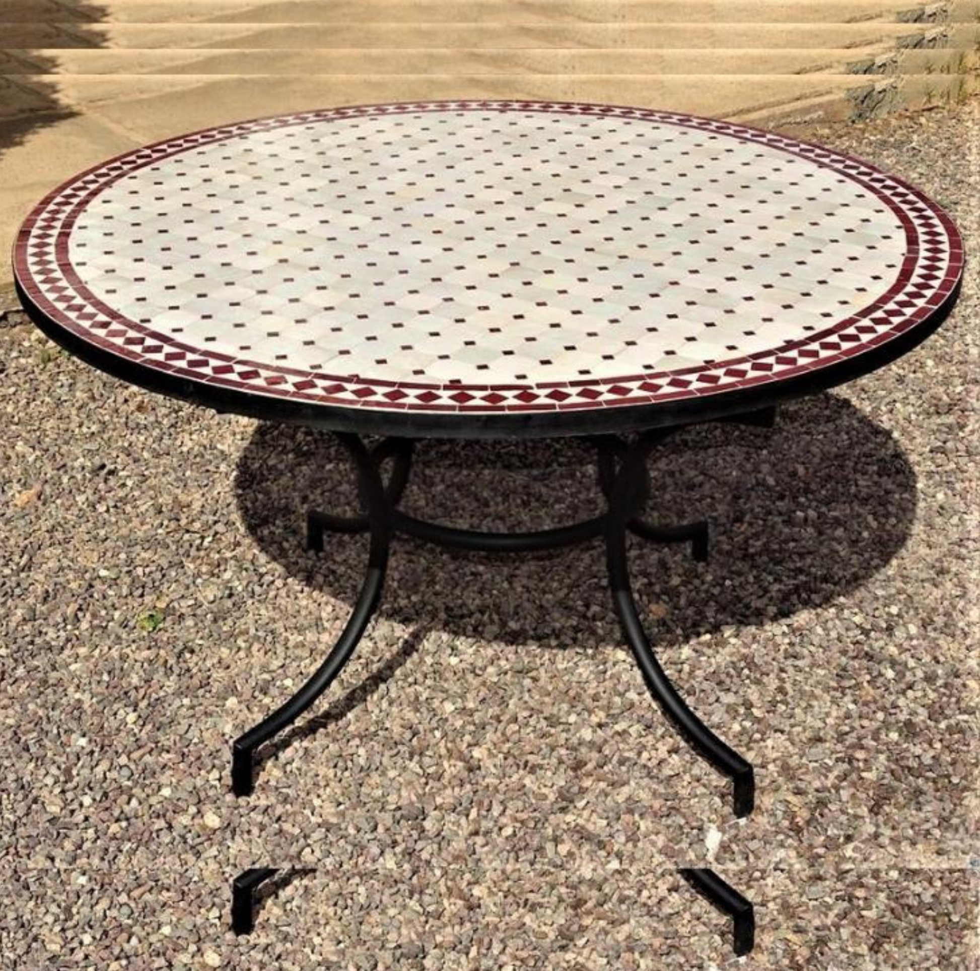 Table en zellige circulaire beige avec cabochons rouges, rectangulaire bordeaux, ou carrée bleue et blanche, artisanale, résistante aux intempéries, idéale pour intérieur et extérieur.