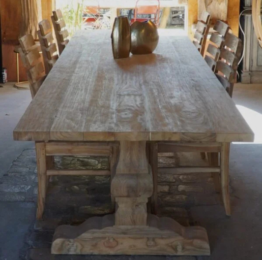 Table à manger en bois de teck recyclé, 12-14 personnes, pieds sculptés inspirés du XVIIe siècle, finition lisse et grain naturel, pièce robuste et élégante.