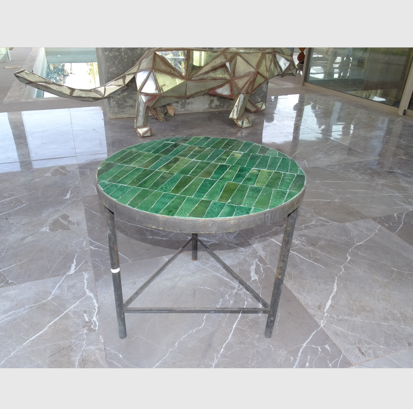 Table en zellige ronde marocaine, 50 cm, mosaïque artisanale, fer forgé.