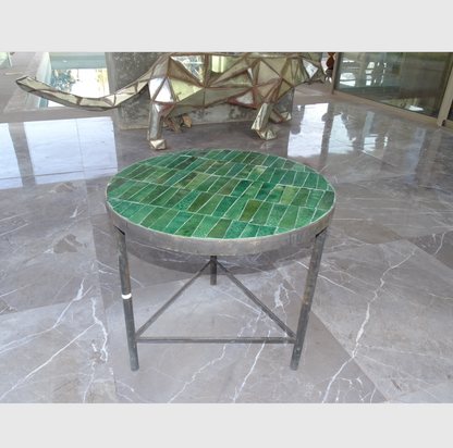 Table en zellige ronde marocaine, 50 cm, mosaïque artisanale, fer forgé.