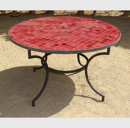 Table ronde en zellige bordeaux, 120 cm de diamètre, 75 cm de hauteur, mosaïque artisanale 5x5 cm, piètement en fer forgé, idéale pour intérieur et extérieur.