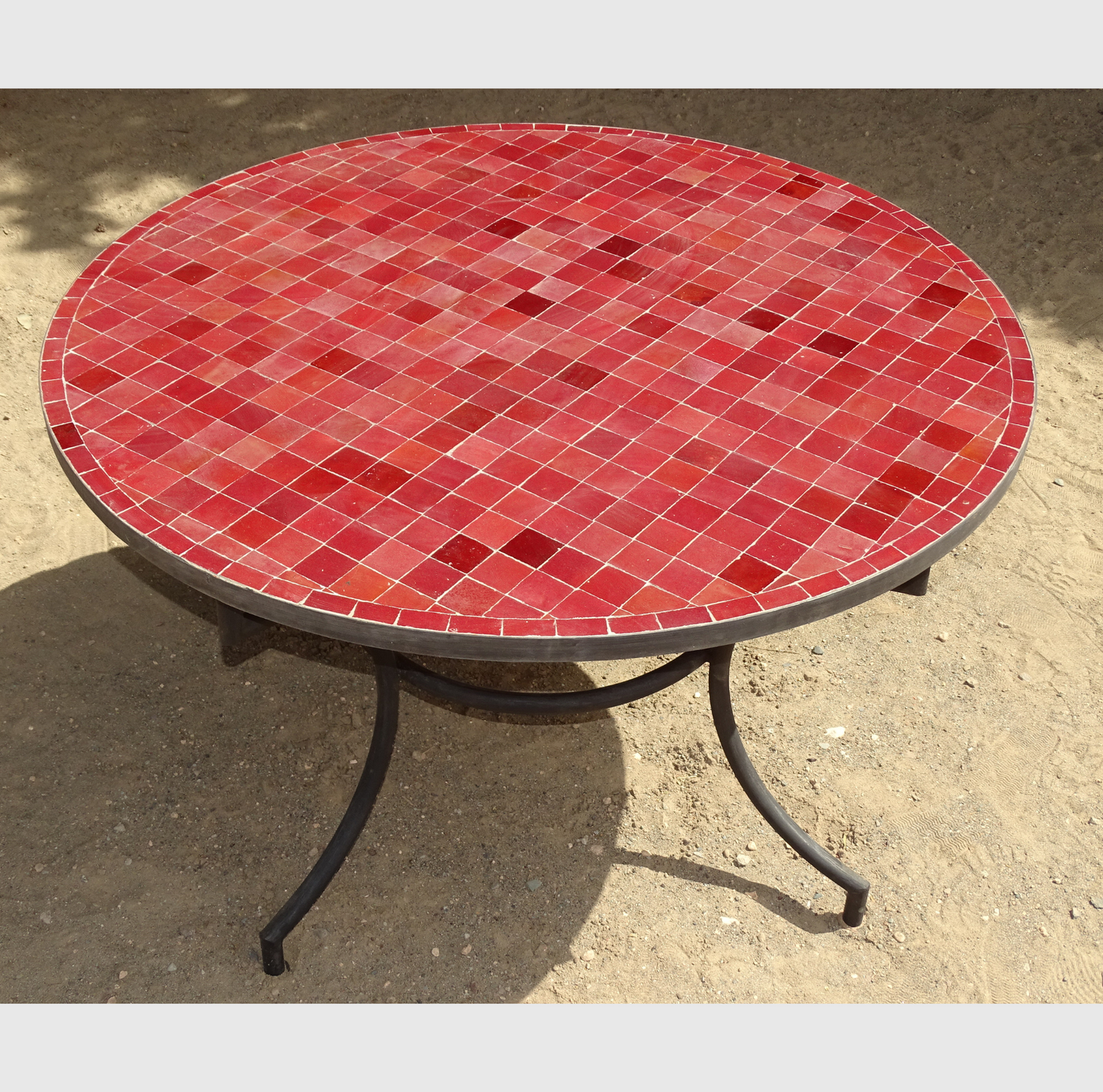 Table ronde en zellige bordeaux, 120 cm de diamètre, 75 cm de hauteur, mosaïque artisanale 5x5 cm, piètement en fer forgé, idéale pour intérieur et extérieur.