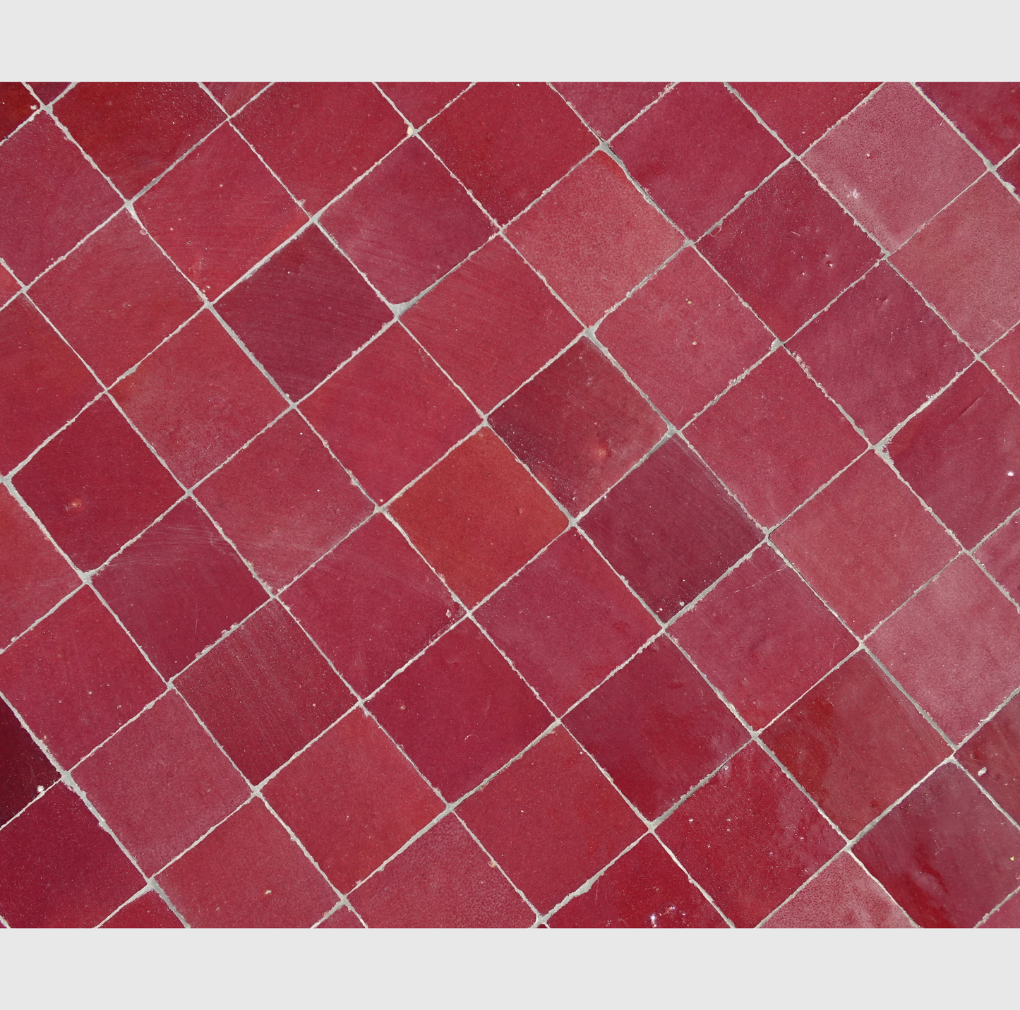 Table ronde en zellige bordeaux, 120 cm de diamètre, 75 cm de hauteur, mosaïque artisanale 5x5 cm, piètement en fer forgé, idéale pour intérieur et extérieur.