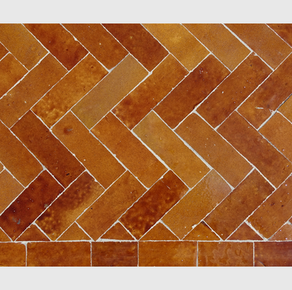 Table en zellige caramel, 200x100 cm, 75 cm de hauteur, mosaïque artisanale marocaine, piètement en fer forgé, idéale pour intérieur et extérieur.
