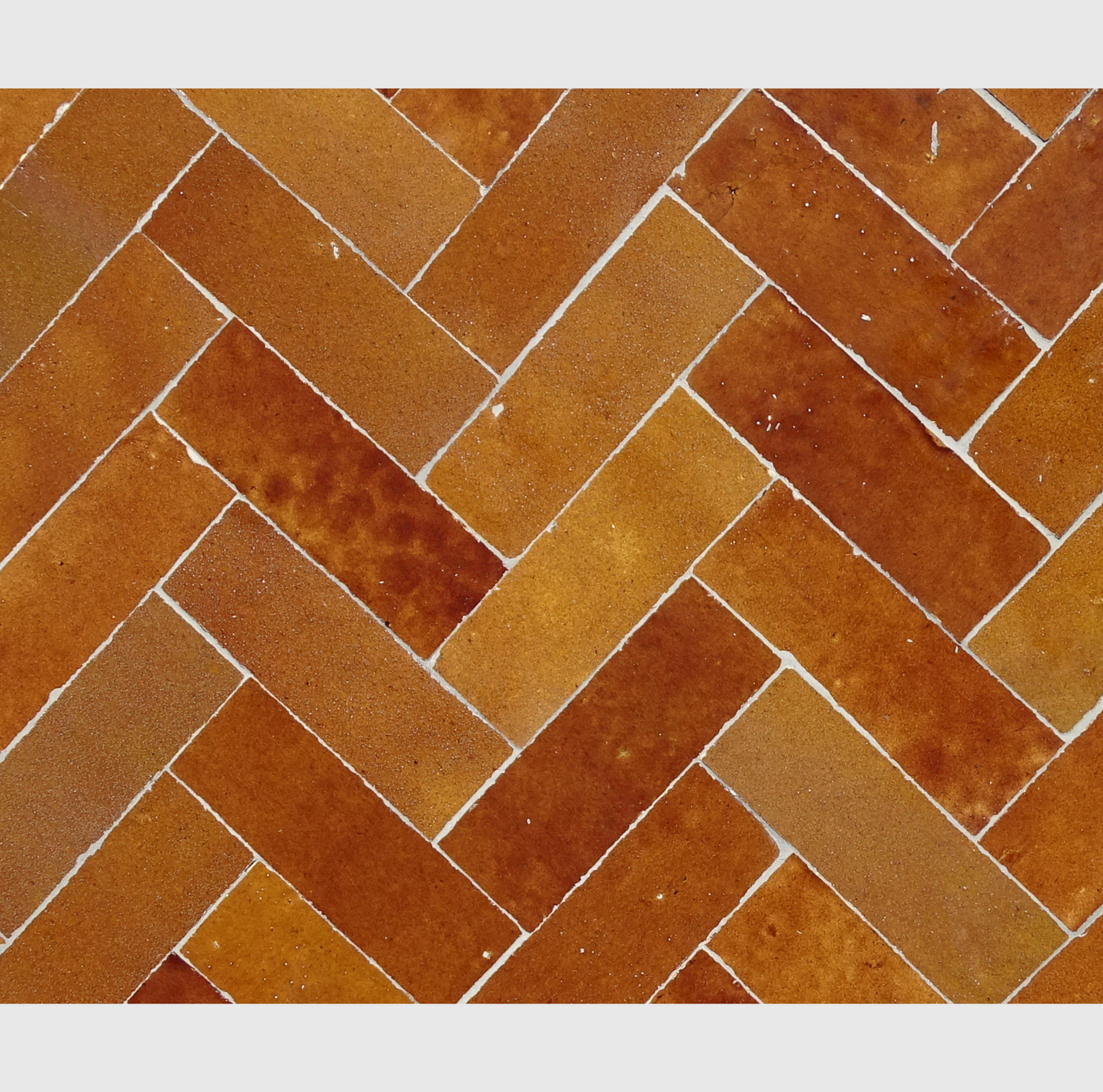 Table en zellige caramel, 200x100 cm, 75 cm de hauteur, mosaïque artisanale marocaine, piètement en fer forgé, idéale pour intérieur et extérieur.