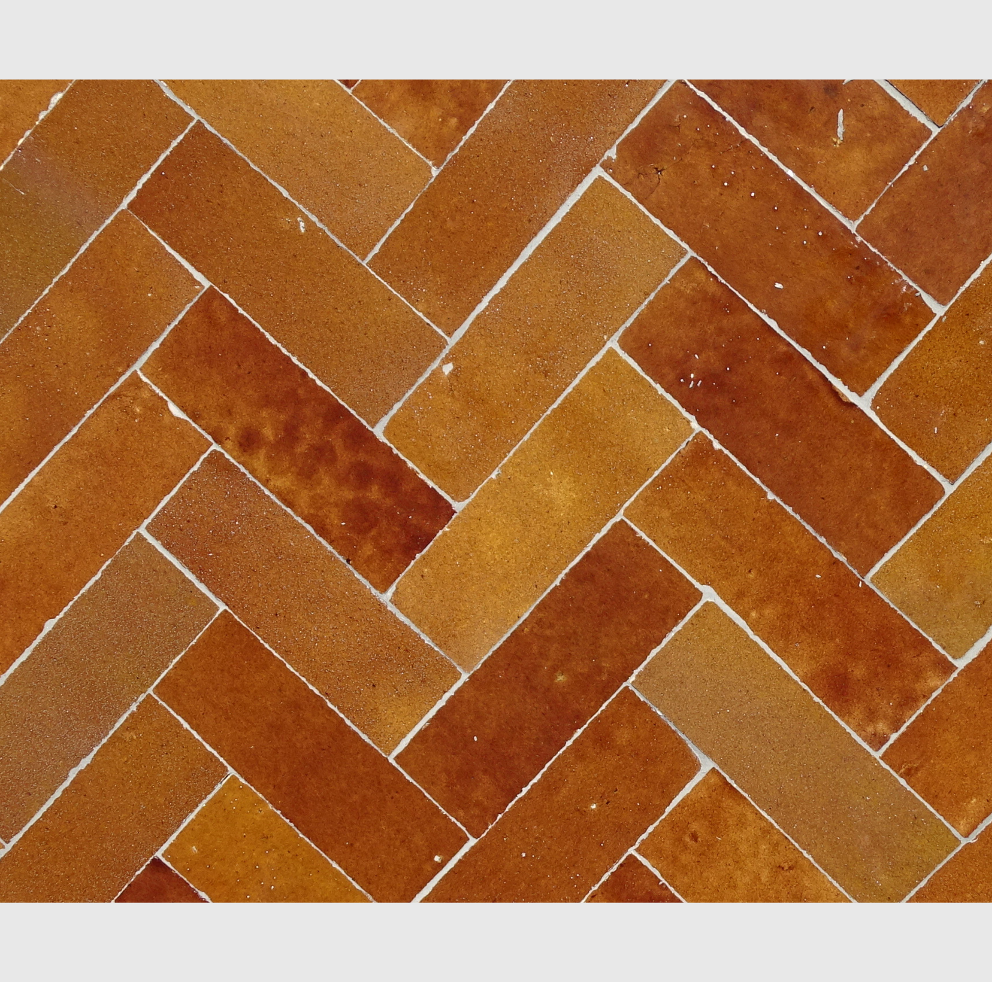 Table en zellige caramel, 200x100 cm, 75 cm de hauteur, mosaïque artisanale marocaine, piètement en fer forgé, idéale pour intérieur et extérieur.