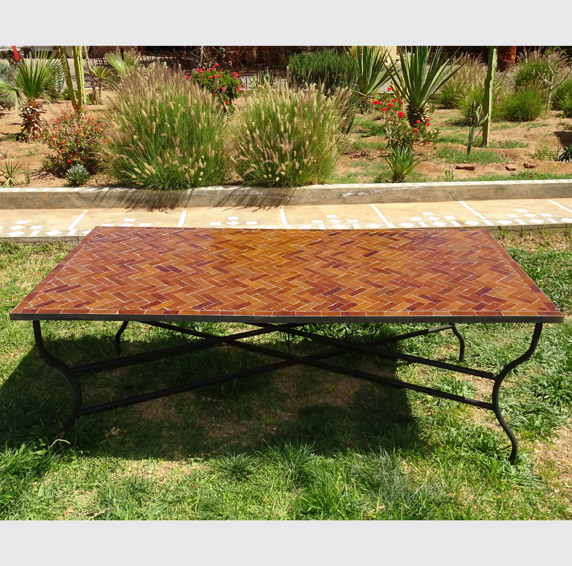 Table en zellige caramel, 200x100 cm, 75 cm de hauteur, mosaïque artisanale marocaine, piètement en fer forgé, idéale pour intérieur et extérieur.