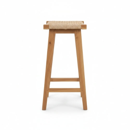 Tabouret haut en teck avec assise tressée positionné autour d’un bar extérieur en bois