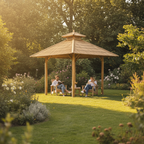 Abri en bambou avec toiture bambou naturelle installé dans un jardin paysager, structure ouverte et espace ombragé