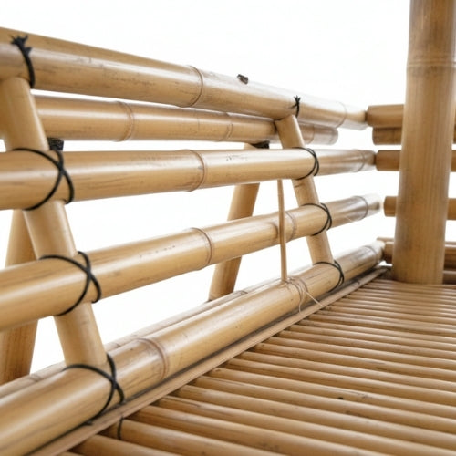 Assemblages traditionnels reliant les éléments en bambou massif de la structure