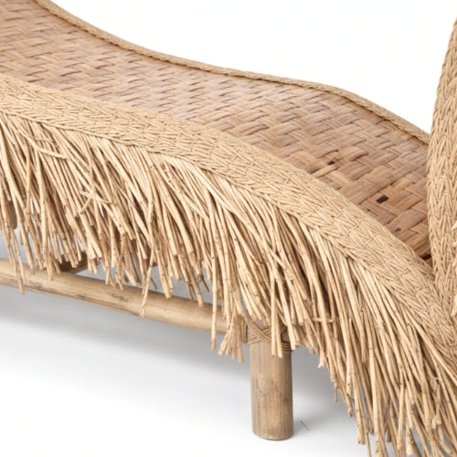 Assise large en bambou naturel massif avec assemblages artisanaux assurant stabilité et confort d’usage