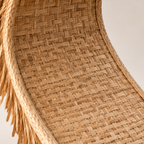Assise large en bambou naturel massif avec assemblages artisanaux assurant stabilité et confort d’usage