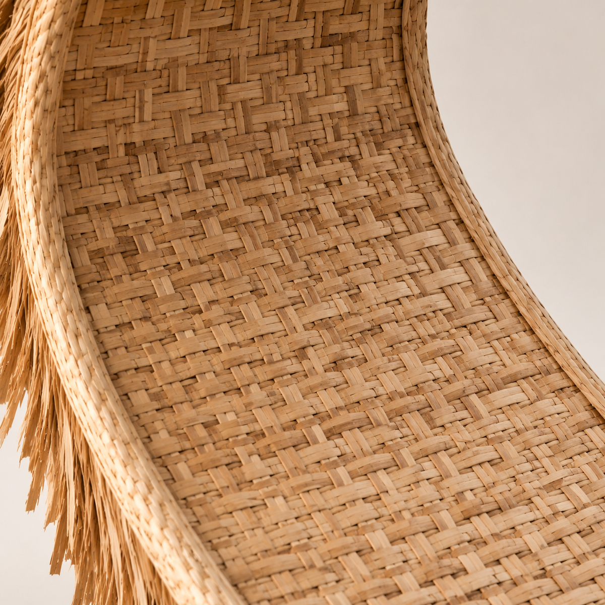 Assise large en bambou naturel massif avec assemblages artisanaux assurant stabilité et confort d’usage