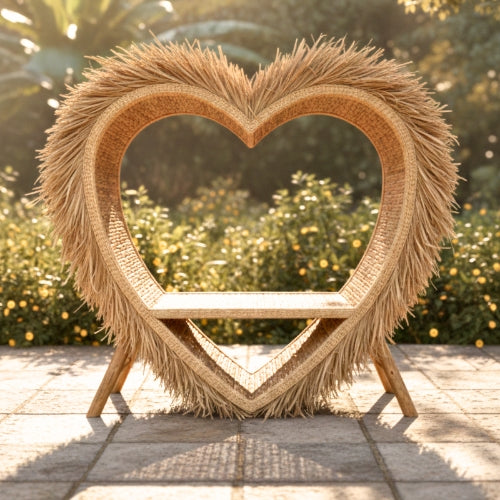 Banc en bambou naturel avec dossier haut en forme de cœur, assise confortable et structure monobloc pour jardin