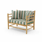 Banquette de jardin en eucalyptus installée sur terrasse dans une ambiance extérieure naturelle et épurée