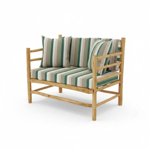 Banquette de jardin en eucalyptus installée sur terrasse dans une ambiance extérieure naturelle et épurée