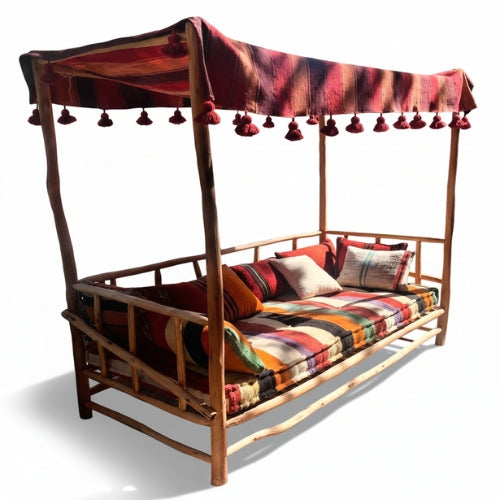 Banquette extérieure artisanale en branches d’eucalyptus brut avec variations naturelles de bois vivan