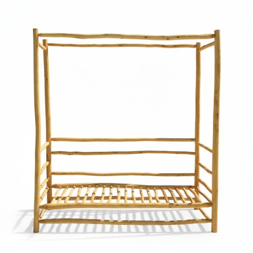 Banquette extérieure artisanale en eucalyptus brut montrant la texture naturelle du bois et les variations de branches