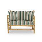 Banquette extérieure en bois d eucalyptus intégrée dans un jardin privé au style naturel et contemporain