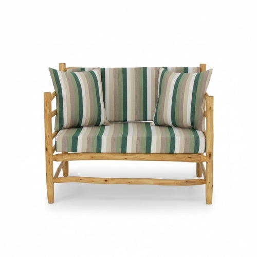 Banquette extérieure en bois d eucalyptus intégrée dans un jardin privé au style naturel et contemporain