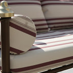 détails du fer forge artisanal et des coutures des tissus outdoor rouge blanc