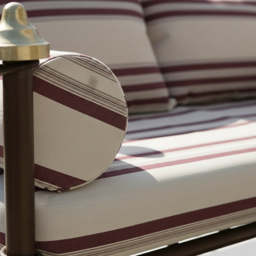 détails du fer forge artisanal et des coutures des tissus outdoor rouge blanc