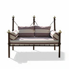 banquette en fer forge installée sur terrasse avec décoration extérieure