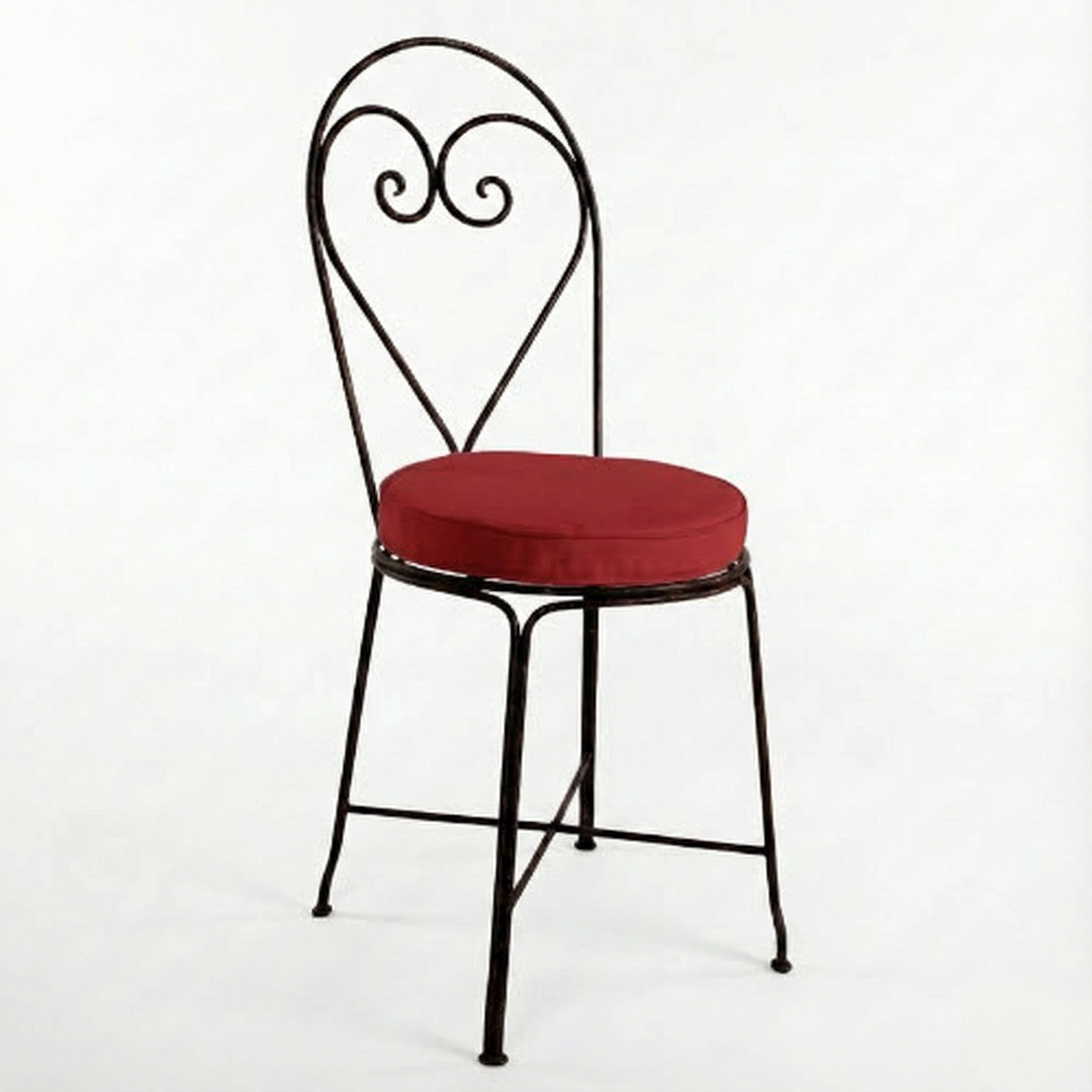 Chaise fer forge coeur avec coussin rouge en coton pour salon de jardin artisanal