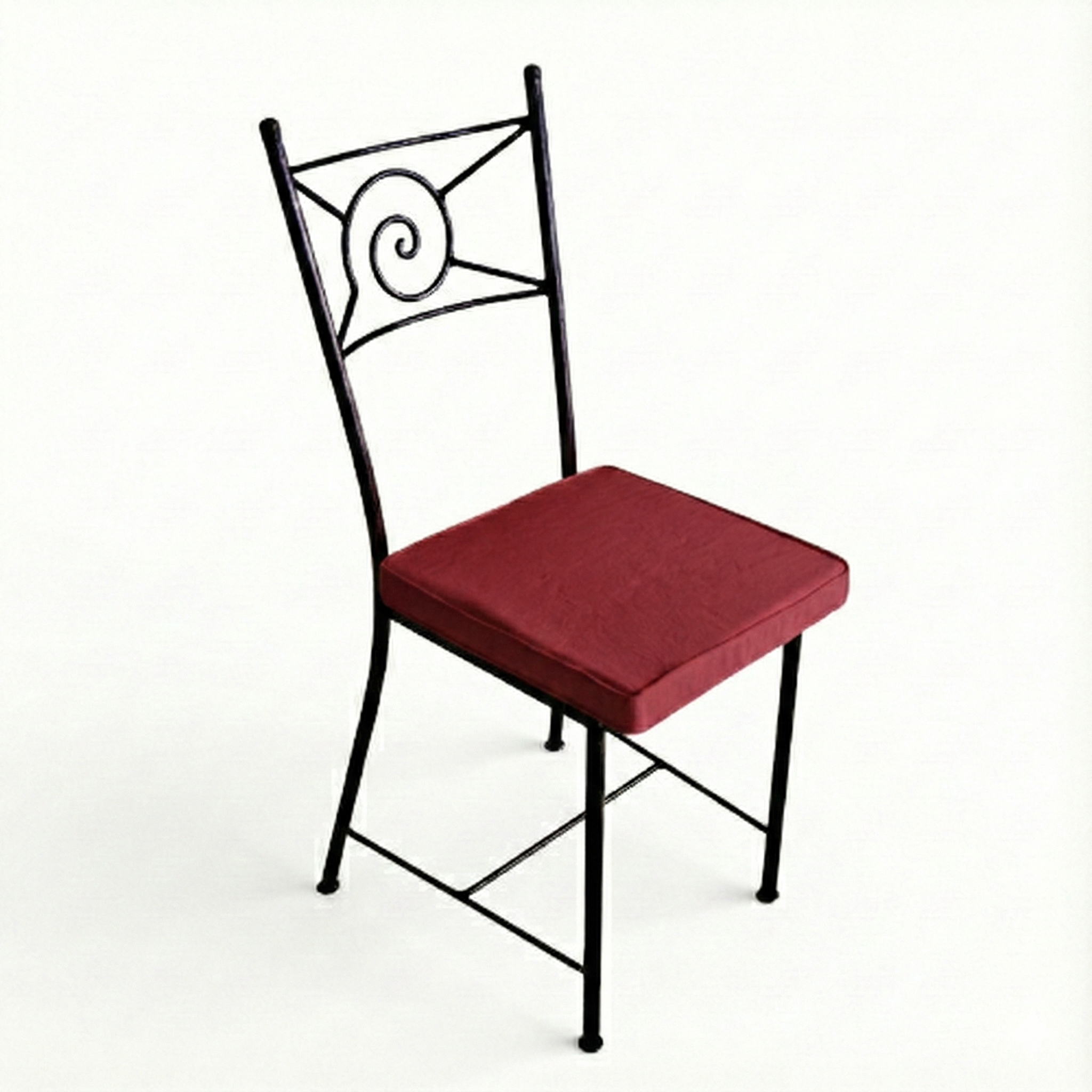 Chaise fer forge escargot avec coussin rouge pour espace repas exterieur