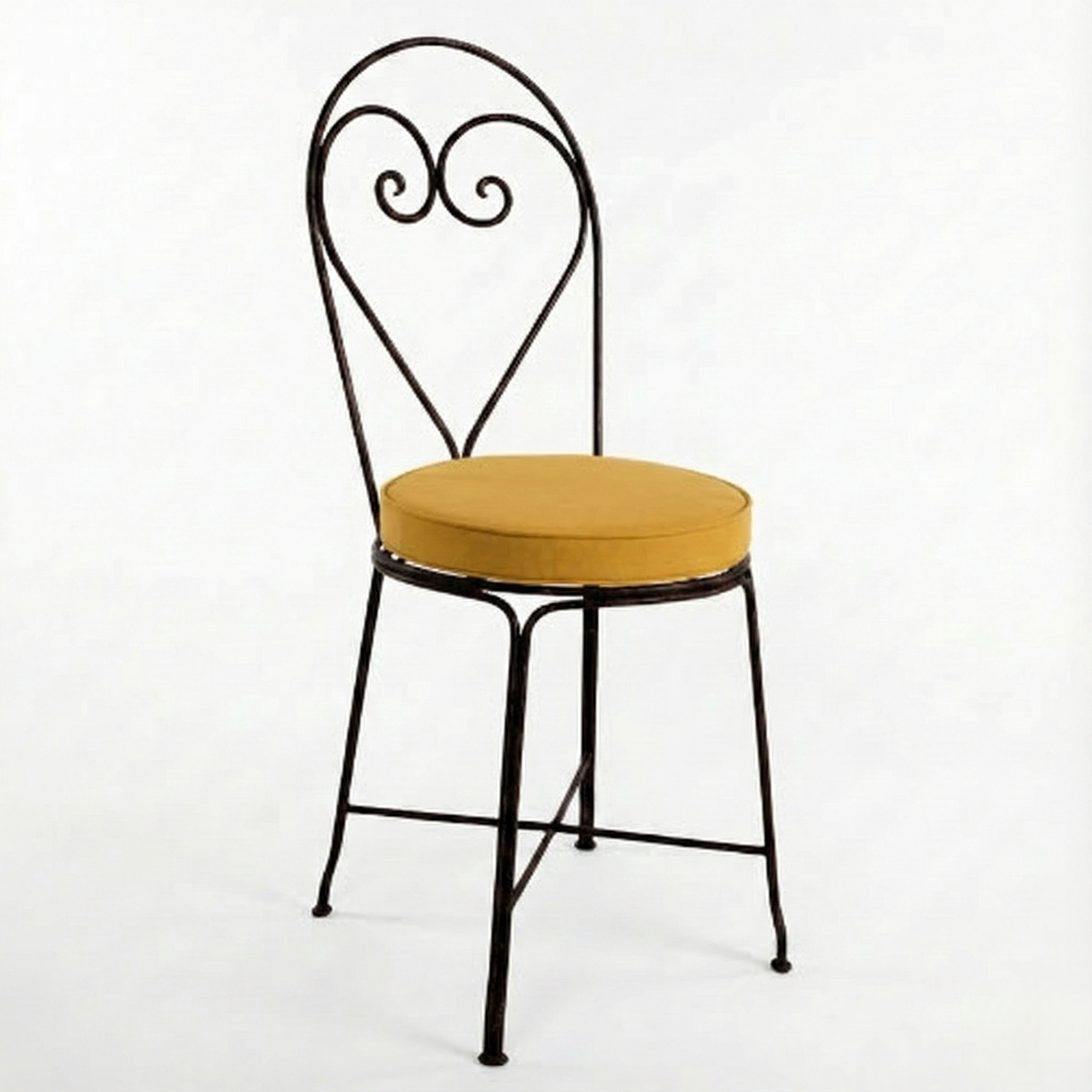 Chaise jardin fer forge coeur avec coussin jaune sur structure metal artisanale