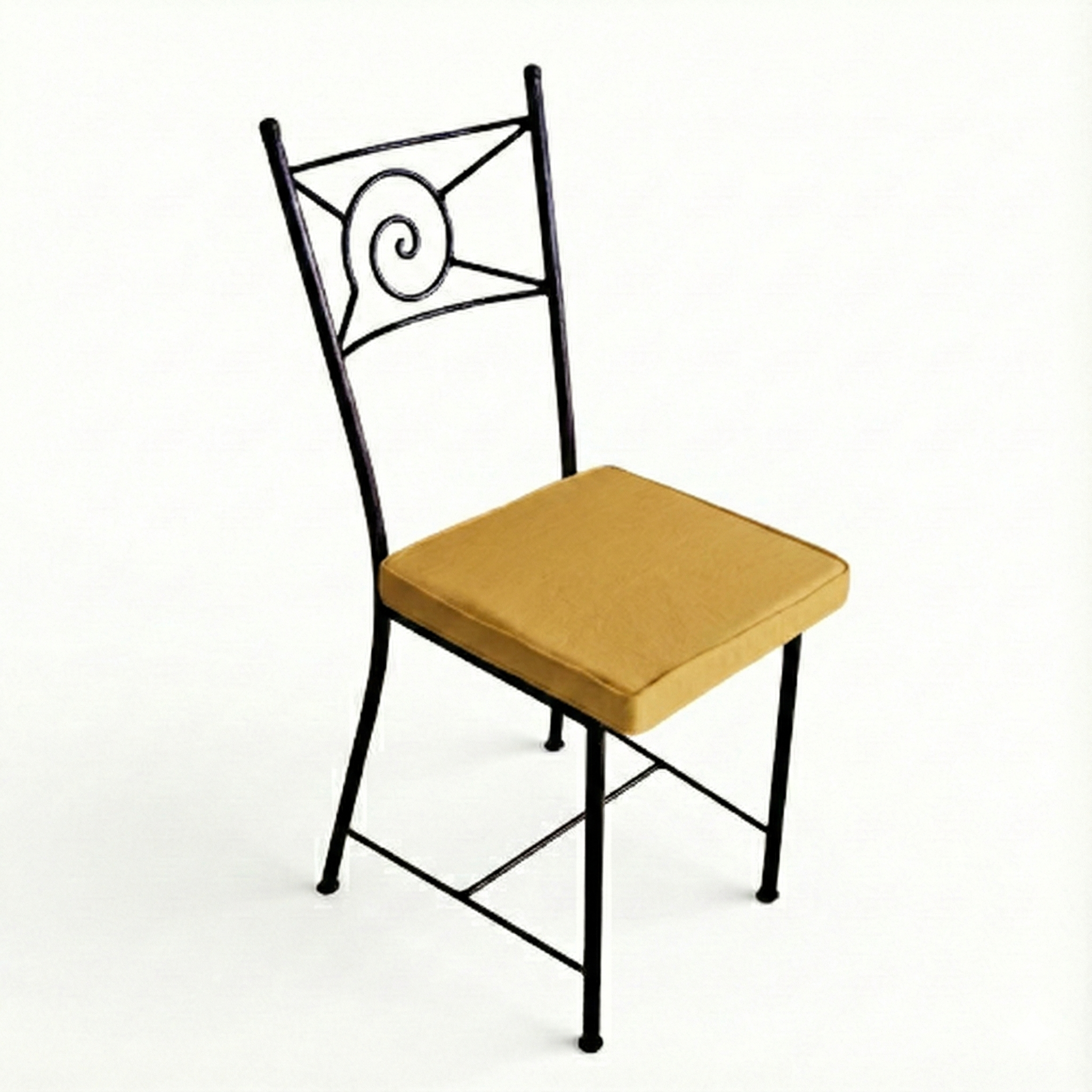 Chaise jardin fer forge escargot avec coussin jaune pour terrasse ensoleillee