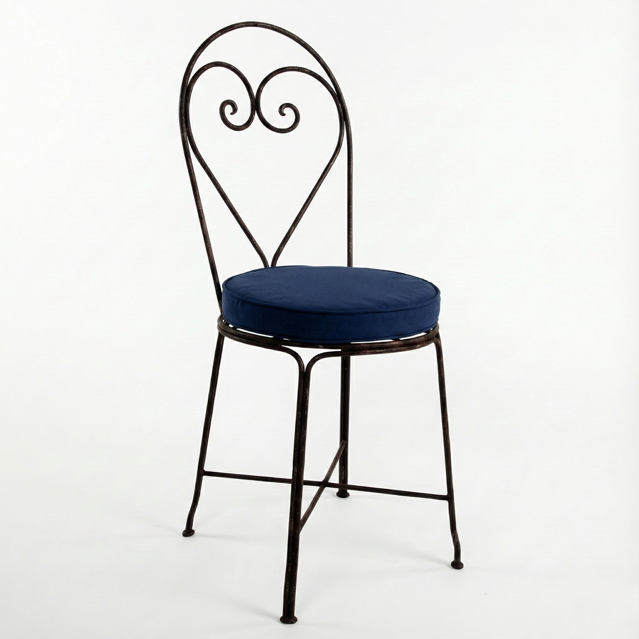 Chaise metal coeur avec coussin bleu sur structure en fer forge artisanale