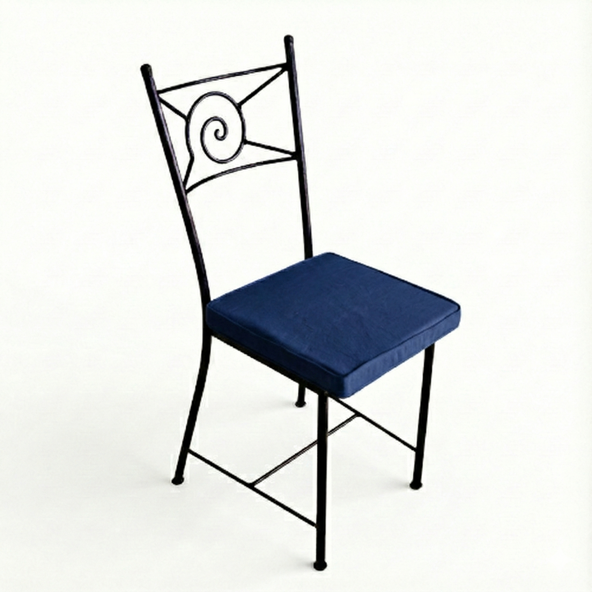Chaise metal escargot avec coussin bleu pour terrasse et jardin exterieur
