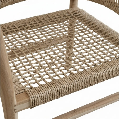 Détail de l'assise en teck massif naturel de la chaise NINA