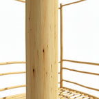 Détail du bois d’eucalyptus naturel montrant nœuds et variations de teinte propres au mobilier artisanal