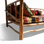 Détail des branches d’eucalyptus naturel assemblées artisanalement pour mobilier extérieur