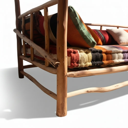 Détail des branches d’eucalyptus naturel assemblées artisanalement pour mobilier extérieur