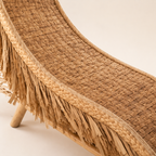 Détail du dossier en bambou formant un cœur incliné, assemblage artisanal et finition naturelle brute