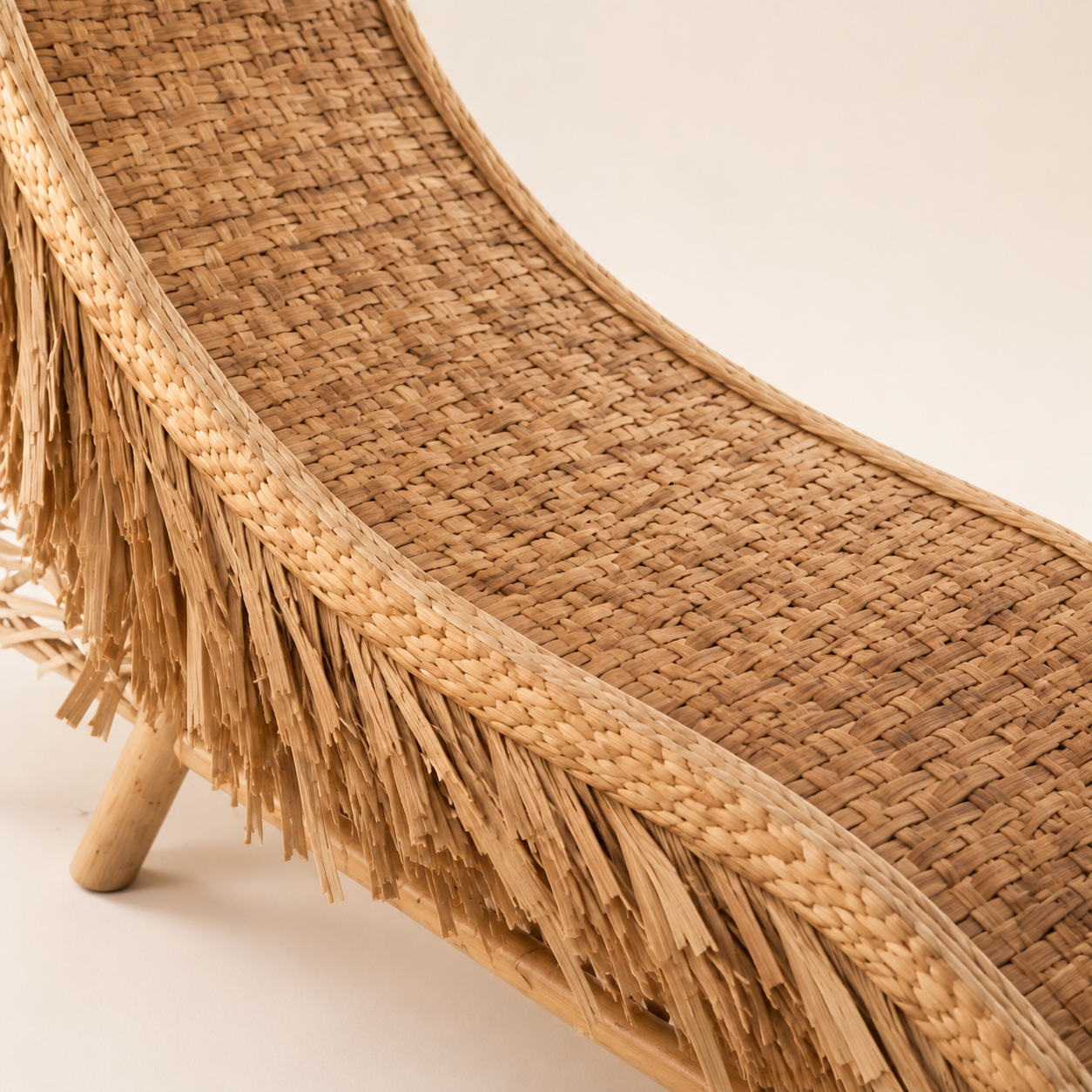 Détail du dossier en bambou formant un cœur incliné, assemblage artisanal et finition naturelle brute