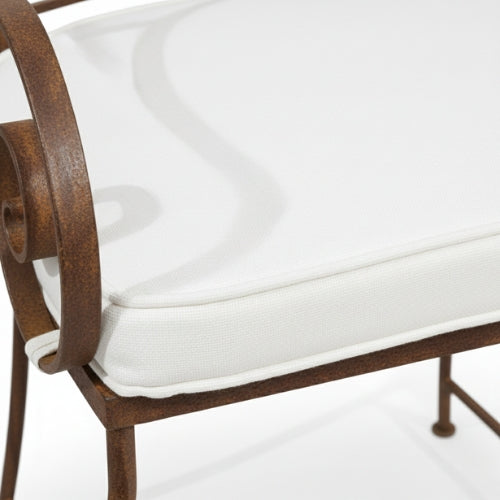 Détail du dossier moustache en fer forgé façonné à la main pour mobilier de jardin