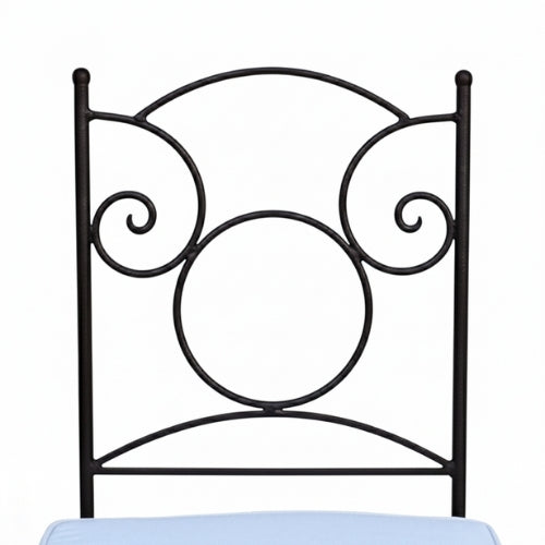 Detail du travail artisanal du fer forge sur chaise ideal