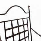 Detail du travail artisanal du fer forge sur fauteuil marina