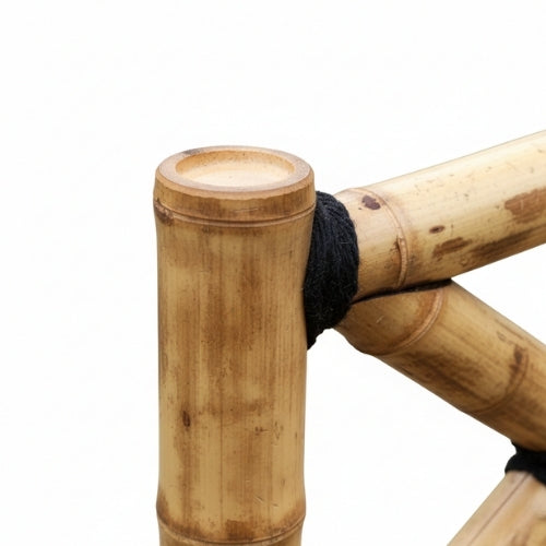 Détail des fibres du bambou naturel et des assemblages artisanaux révélant la structure décorative du pont