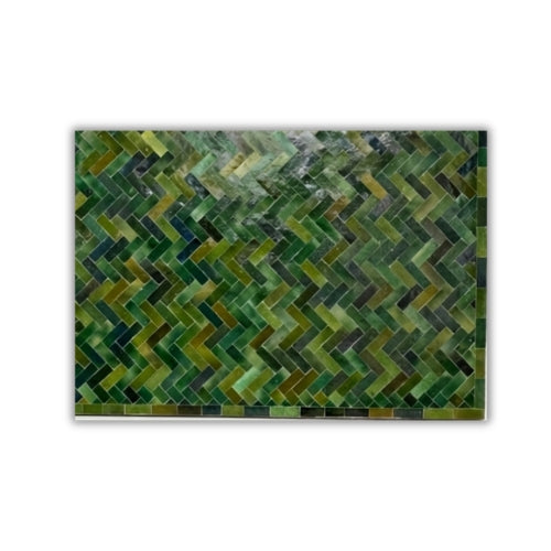 Détail de la frise artisanale en zellige décorant le bord de la table