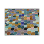 Détail du plateau en mosaïque marocaine zellige multicolore posé à la main sur table rectangulaire